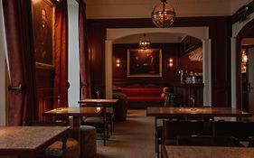 Henry'S, 27 The Terrace